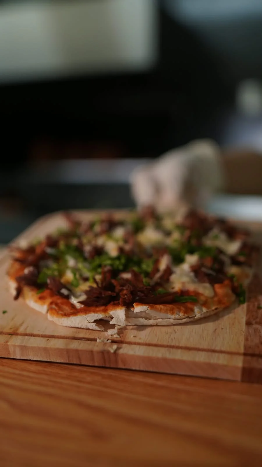 Pizzabirria servida en tabla de madera.