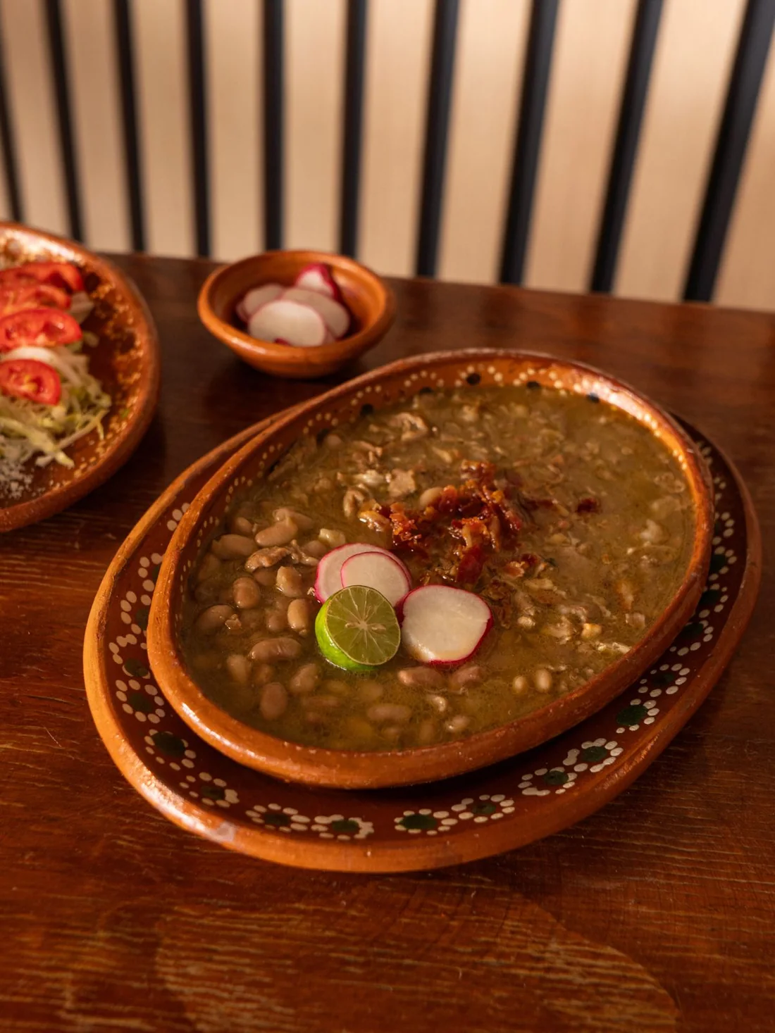 Carne en su jugo con frijoles, rábano y limón.