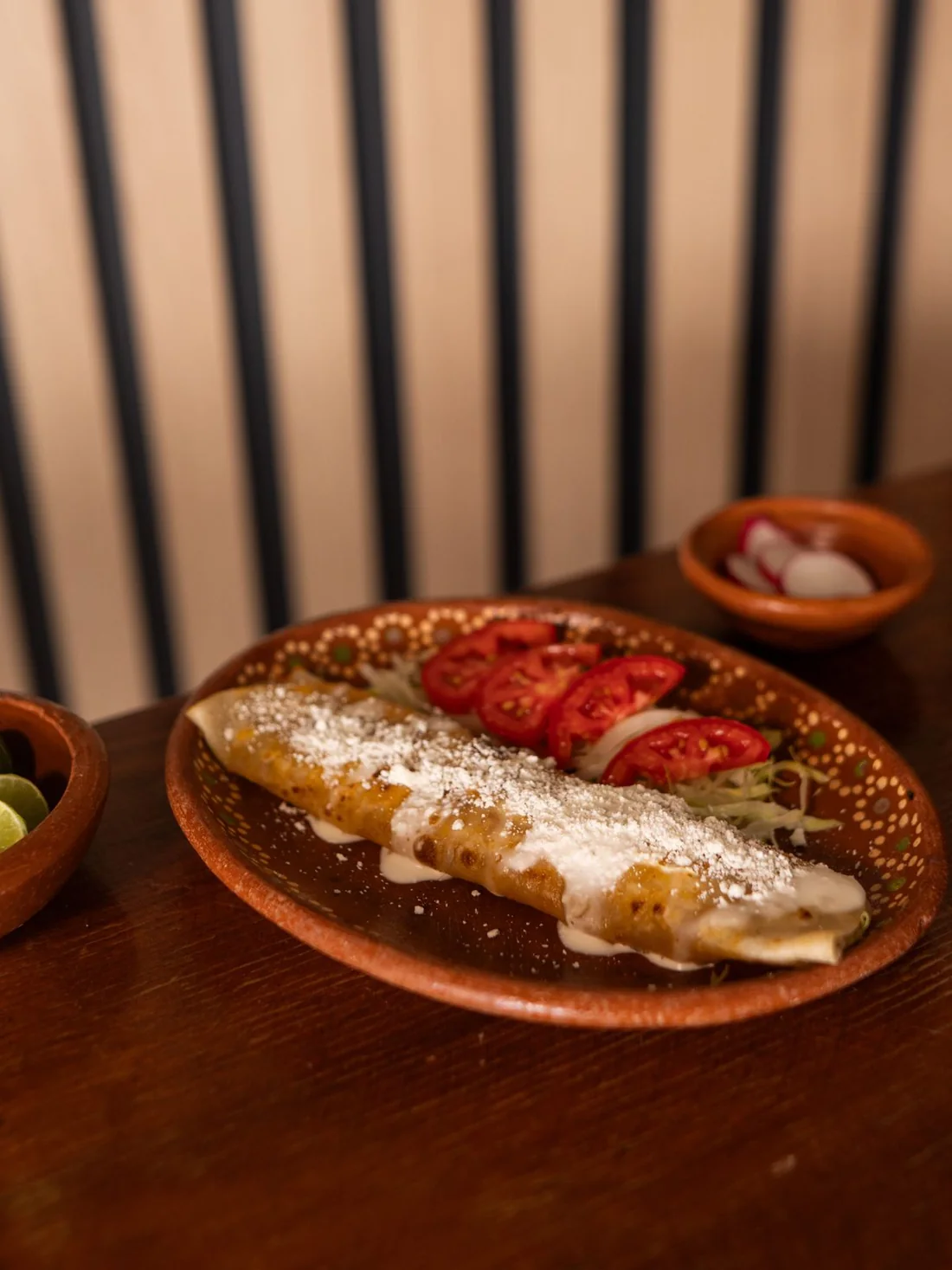 Burrita tapatía con jitomate, crema y queso.
