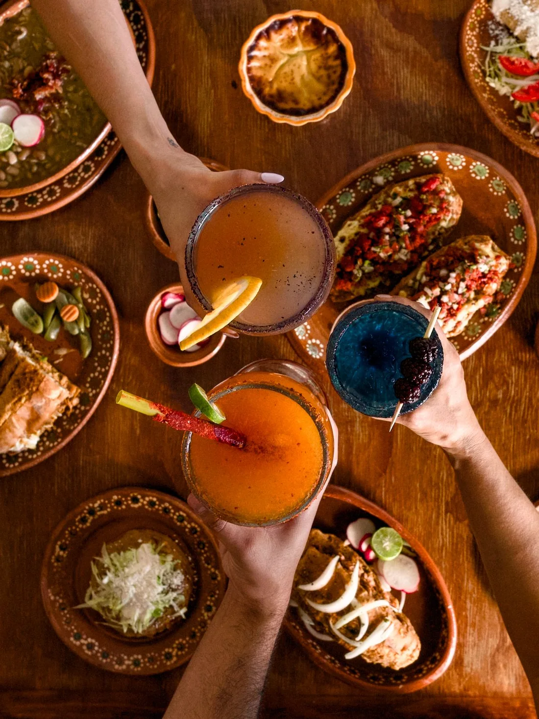 Un brindis sobre la mesa servida, visto desde arriba.