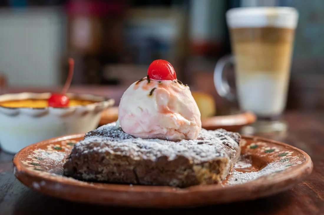 Brownie con helado y café.