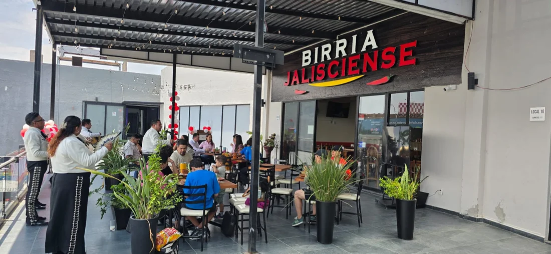La terraza del local de día, con comensales.