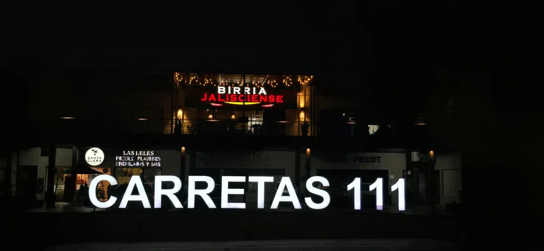 El letrero de Plaza Carretas 111 de noche.