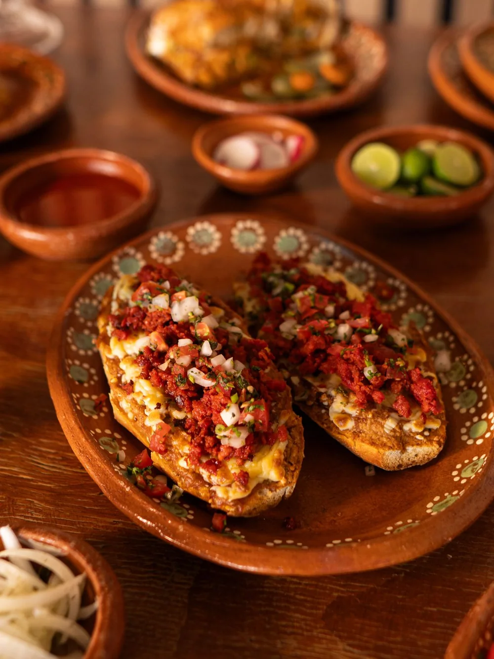 Molletes gratinados en plato de barro.